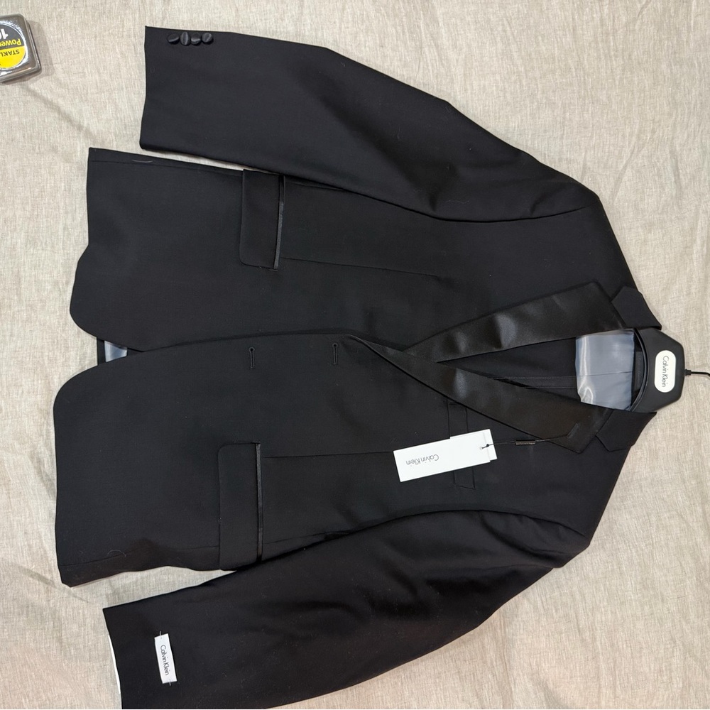 Calvin Klein Men's two piece wool suit Elegant Black tuxedo and pants 40 / 34w